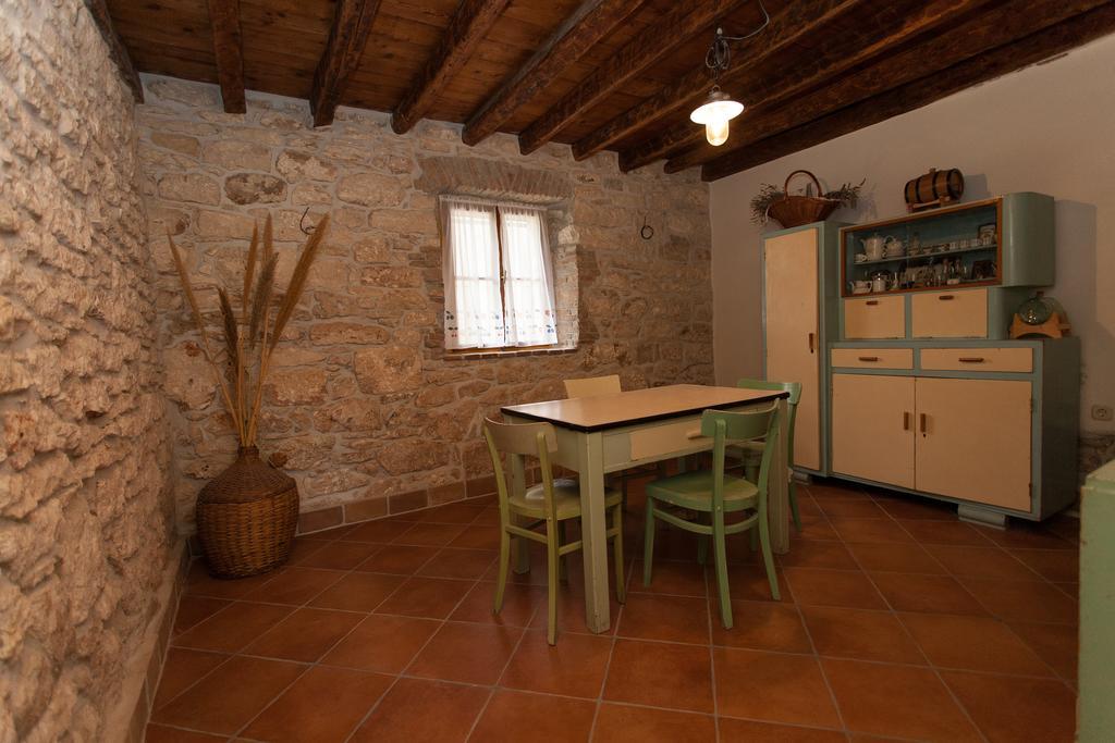 Holiday Home Mihovilovic Premantura Oda fotoğraf